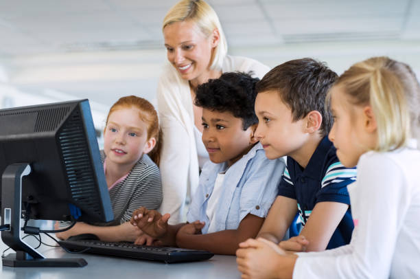 dzieci w klasie komputerowej z nauczycielem - help assistance computer computer keyboard zdjęcia i obrazy z banku zdjęć