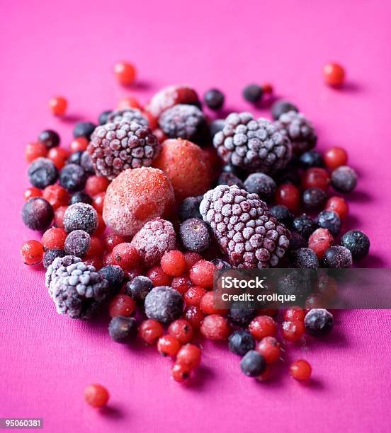 Frutti Di Bosco Misti - Fotografie stock e altre immagini di Alimentazione sana - Alimentazione sana, Bianco, Blu