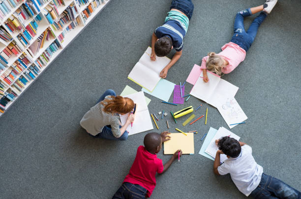 kinder, die zeichnung in bibliothek - school library stock-fotos und bilder