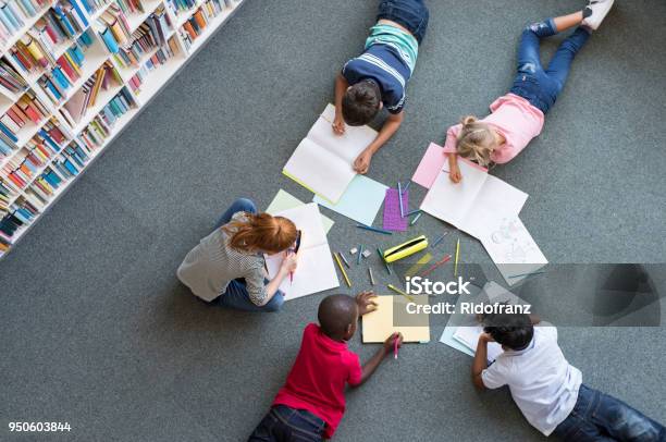 Kinder Die Zeichnung In Bibliothek Stockfoto und mehr Bilder von Kind - Kind, Schulgebäude, Bildung