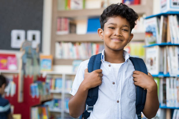 ragazzo ispanico sorridente a scuola - little boys pre adolescent child child education foto e immagini stock