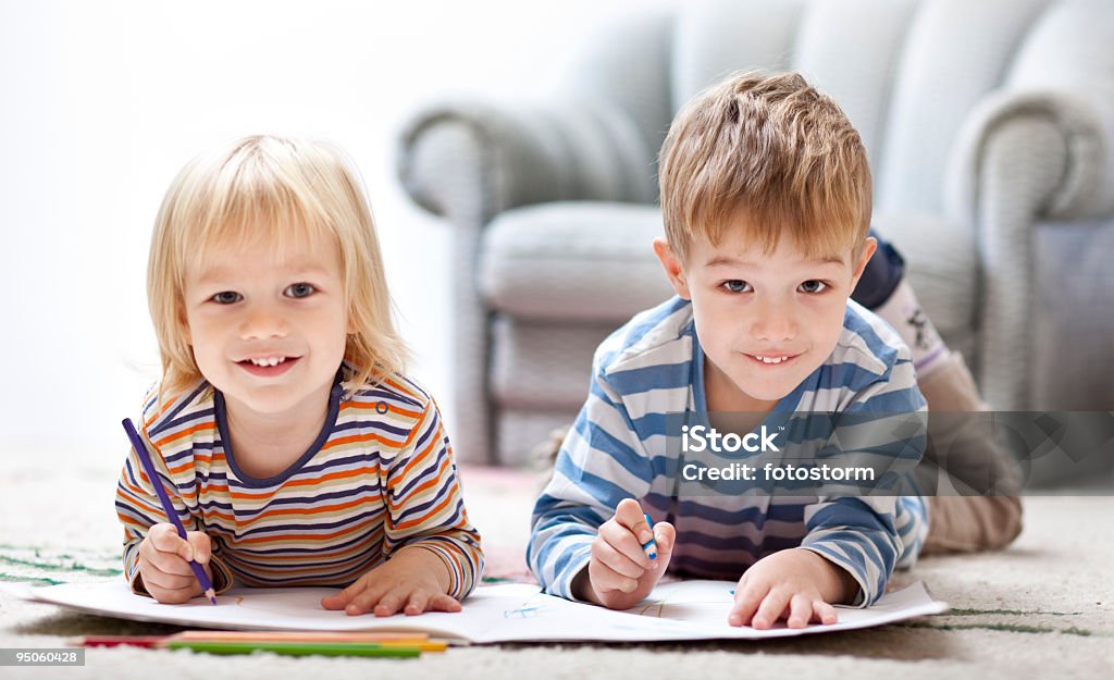 Meninos desenho em um bloco de notas - Foto de stock de 2-3 Anos royalty-free