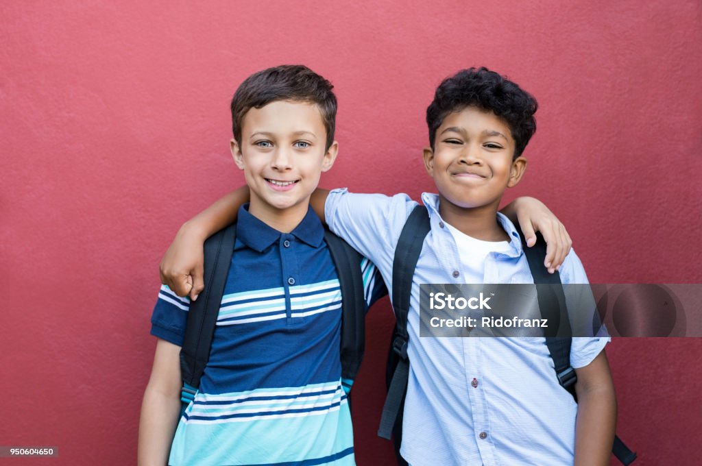 Lächelnde Kinder Freunde umarmen - Lizenzfrei Kind Stock-Foto