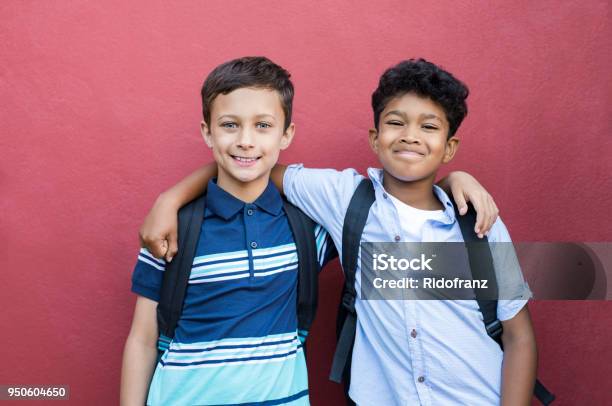 Lächelnde Kinder Freunde Umarmen Stockfoto und mehr Bilder von Kind - Kind, Freundschaft, Jungen