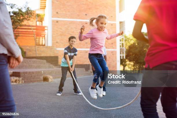 밧줄을 건너뛰는 노는 아이 들 아이에 대한 스톡 사진 및 기타 이미지 - 아이, 놀기, 놀이