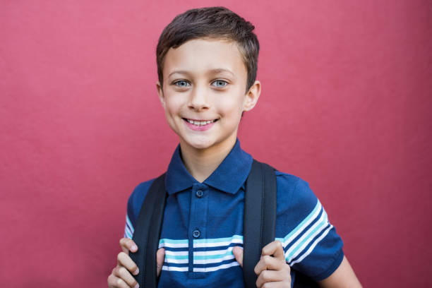 smiling boy with school bag - schoolboy relaxation happiness confidence imagens e fotografias de stock