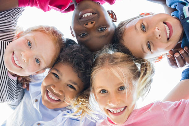 multiethnische kinder in einem kreis - mädchen fotos stock-fotos und bilder
