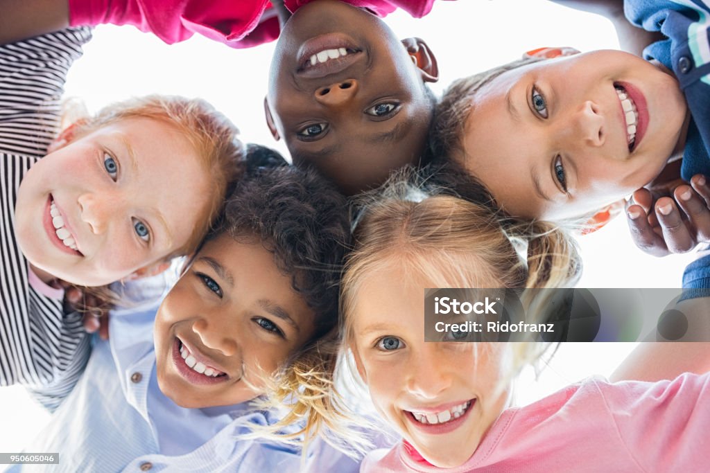 Multiétnicos niños y niñas en un círculo - Foto de stock de Niño libre de derechos
