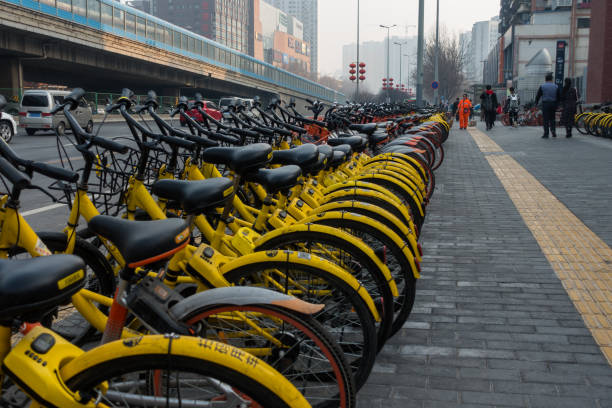 bici mobike e yellow ofo in fila a xi'an, cina 2018 - china xian contemporary built structure foto e immagini stock