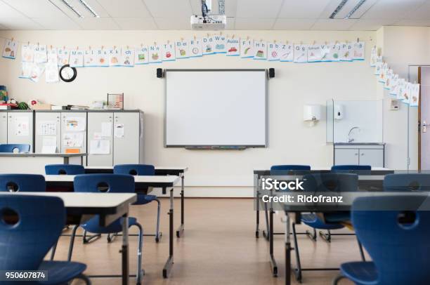 Photo libre de droit de Vide Salle De Classe Avec Tableau Blanc banque d'images et plus d'images libres de droit de Salle de classe - Salle de classe, Sans personnage, Vide