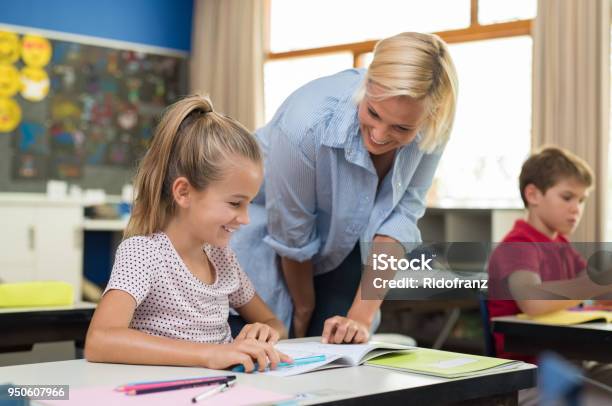 Lehrer Helfen Mädchen Studieren Stockfoto und mehr Bilder von Lehrkraft - Lehrkraft, Lehrerin, Kind