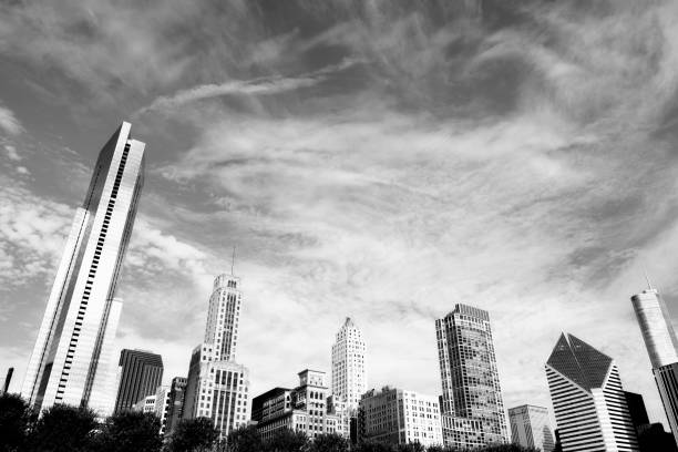 skyline de chicago. preto e branco. - chicago black and white contemporary tower - fotografias e filmes do acervo