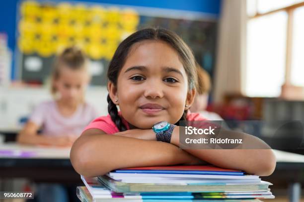 Hispanischen Mädchen Mit Kinn Auf Bücher Stockfoto und mehr Bilder von Kind - Kind, Lateinamerikanische Abstammung, Bildung