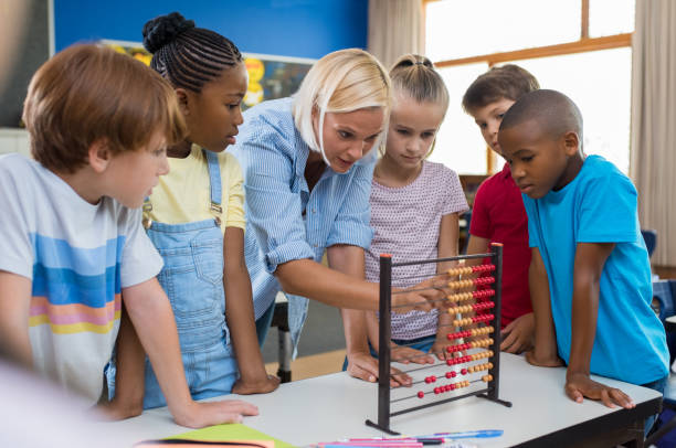 nauczyciel pokazujący abacus dzieciom - mathematics elementary student child student zdjęcia i obrazy z banku zdjęć