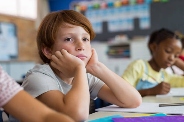 znudzony chłopiec w klasie - learning boredom studying child zdjęcia i obrazy z banku zdjęć