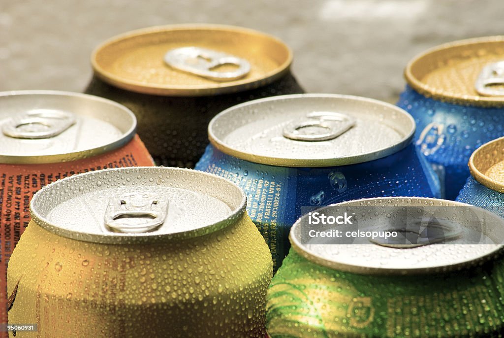 Latas de una bebida sin alcohol - Foto de stock de Lata - Recipiente libre de derechos