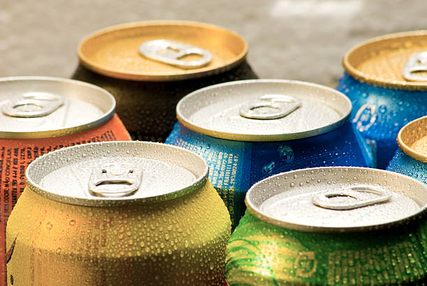 latas de una bebida sin alcohol - non alcoholic beverage fotografías e imágenes de stock