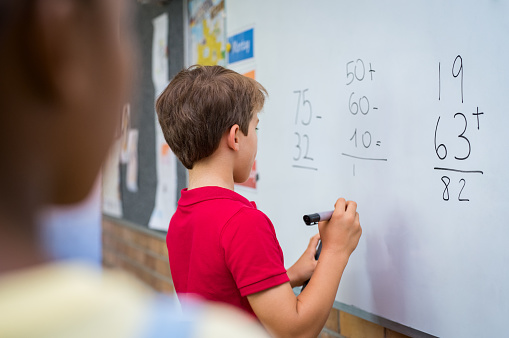 Boy solucionar el problema de matemáticas photo