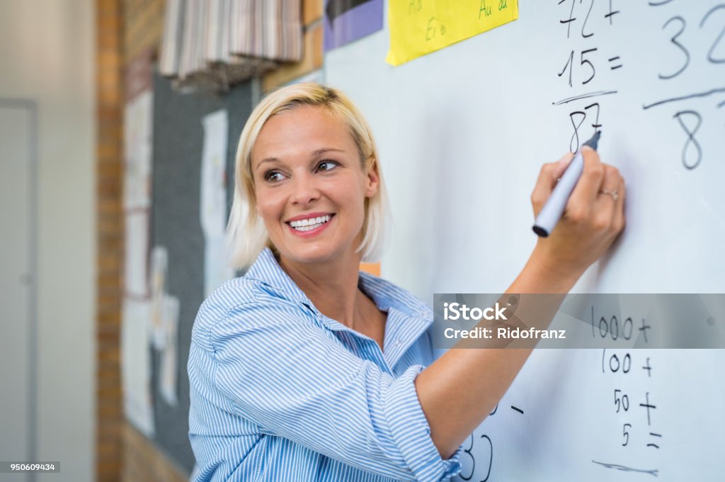 Matemáticas de enseñanza de profesor en la pizarra - Foto de stock de Maestro libre de derechos