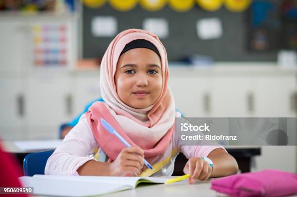 Junges Mädchen Hijab In Der Schule Stockfoto und mehr Bilder von Kind - Kind, Islam, Mädchen