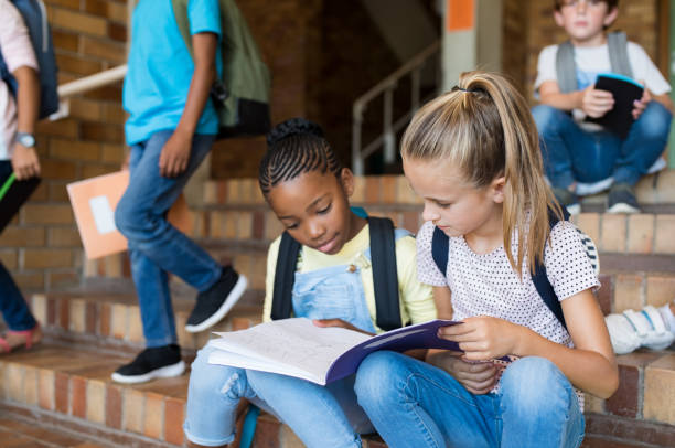 uczennice uczą się razem po szkole - book child staircase steps zdjęcia i obrazy z banku zdjęć