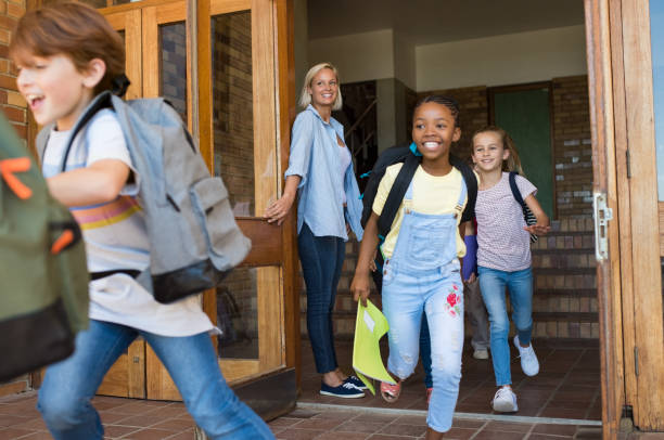 enfants courant extérieur de l’école - la fin photos et images de collection