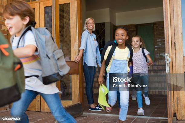 Photo libre de droit de Enfants Courant Extérieur De Lécole banque d'images et plus d'images libres de droit de Établissement scolaire - Établissement scolaire, Niveau de scolarisation, La Fin