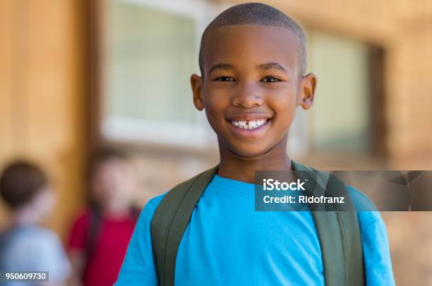 アフリカの学校の少年の笑顔 - 子供のストックフォトや画像を多数ご用意 - 子供, 男の子, アフリカ民族