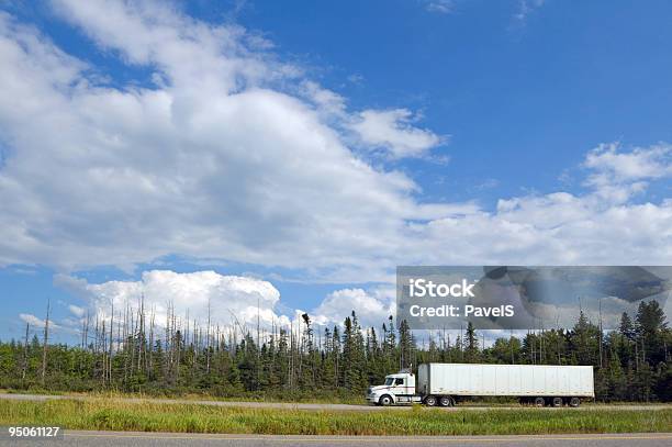 Cargo Грузовик — стоковые фотографии и другие картинки Автомобиль - Автомобиль, Автоперевозка, Автострада