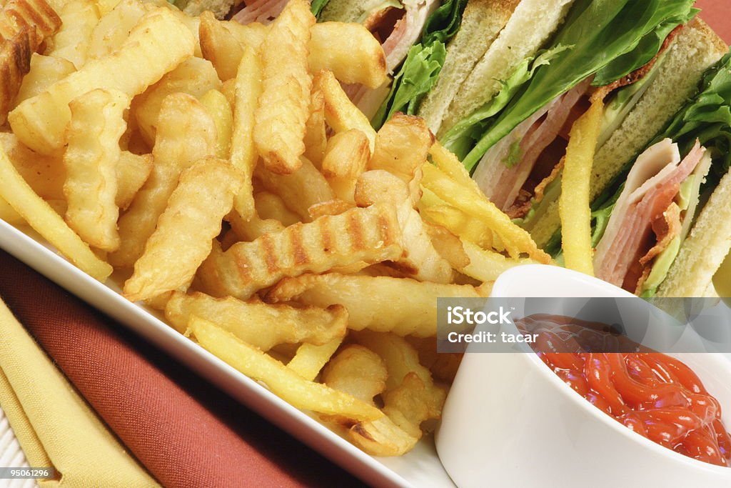 Sándwich y papas fritas - Foto de stock de Aguacate libre de derechos