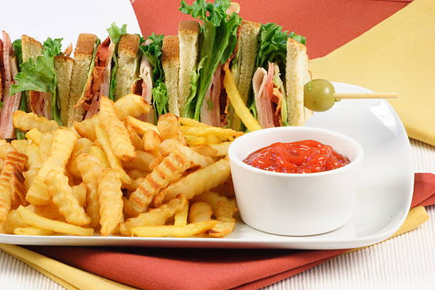 bem servidos sanduíche club - club sandwich sandwich french fries turkey imagens e fotografias de stock