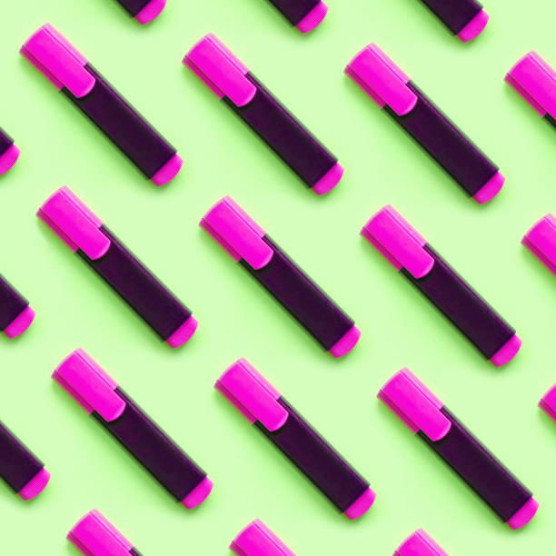 istock Pink Markers parallel on a green background top view 950614170