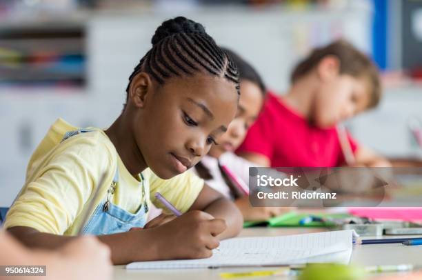 Schulmädchen In Der Klasse Schreiben Stockfoto und mehr Bilder von Kind - Kind, Bildung, Schulgebäude