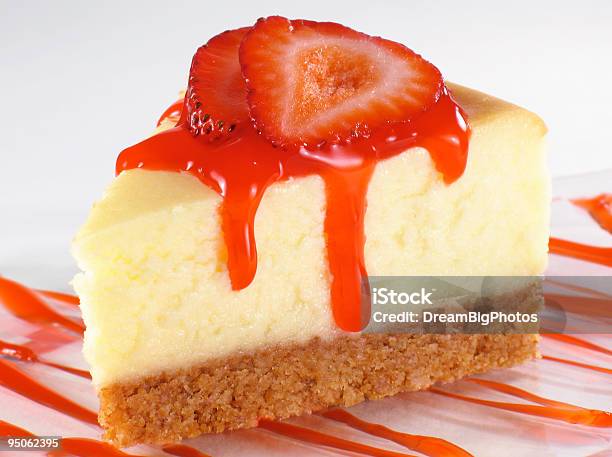 Torta Di Ricotta E Fragole Crema - Fotografie stock e altre immagini di Torta di ricotta alla fragola - Torta di ricotta alla fragola, Pasta biscottata, Fetta