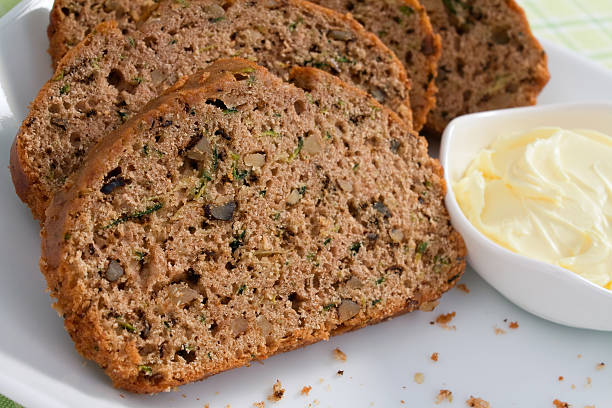 gâteau à la courgette - walnut bread photos et images de collection