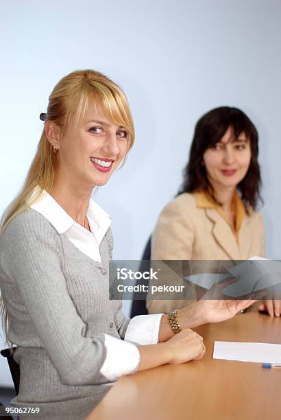 Blond Und Brünett Frauen Im Büro Stockfoto und mehr Bilder von Anzug - Anzug, Arbeiten, Attraktive Frau