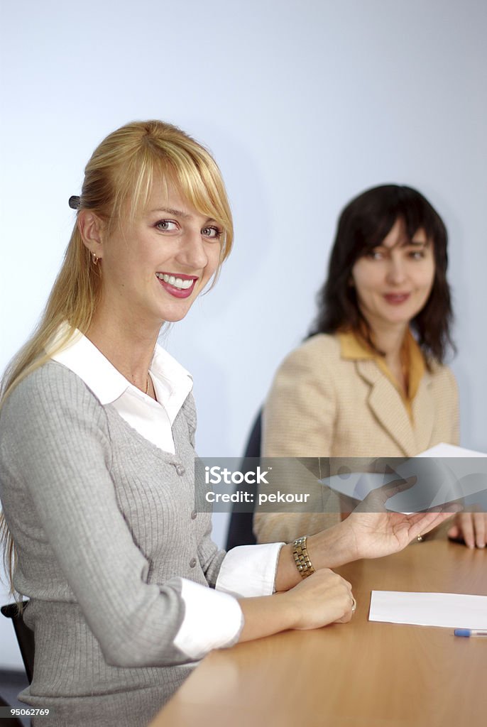 Bionde e brunette donne in ufficio - Foto stock royalty-free di Abbigliamento da lavoro