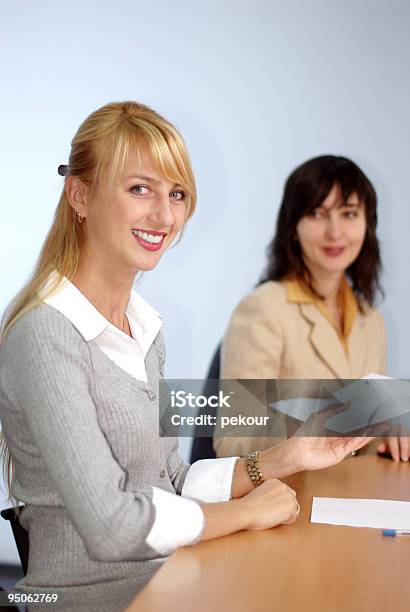 Bionde E Brunette Donne In Ufficio - Fotografie stock e altre immagini di Abbigliamento da lavoro - Abbigliamento da lavoro, Abbigliamento da lavoro formale, Adulto