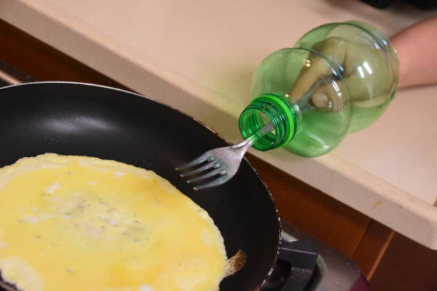 istock An improvised shield against boiling oil 950633790