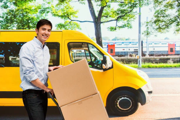 istock Pacakge delivery man is dropping of packages 950638662