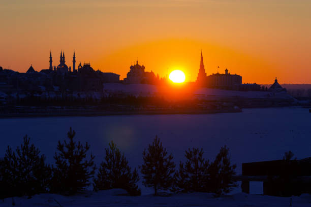 coucher de soleil dans la ville de kazan - cardiff millennium centre photos et images de collection