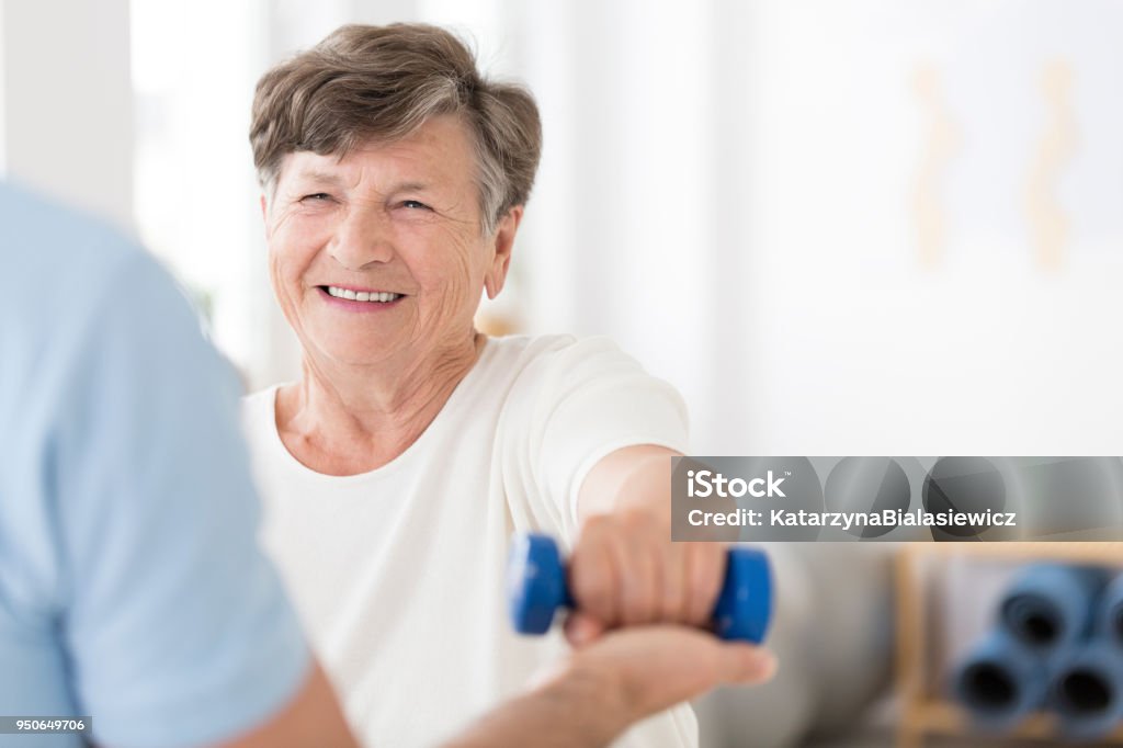 Senior Frau Training mit Gewichten - Lizenzfrei Alter Erwachsener Stock-Foto