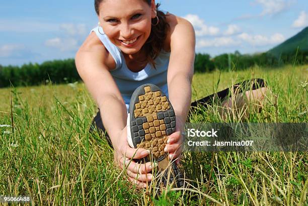 Schöne Frau Tun Stretchingübung In Der Natur Stockfoto und mehr Bilder von Attraktive Frau - Attraktive Frau, Dehnen, Erwachsene Person