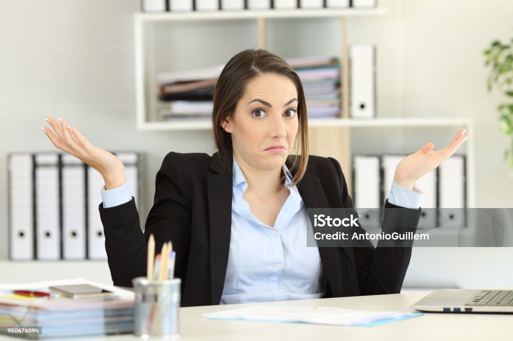 Verwirrt geschäftsfrau Blick in die Kamera - Lizenzfrei Verwirrung Stock-Foto