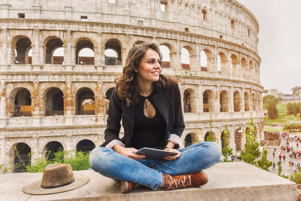 mulher sorridente na frente do coliseu - italy coliseum rome italian culture - fotografias e filmes do acervo