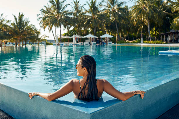 genießen sie am pool - vacations infinity pool relaxation women stock-fotos und bilder