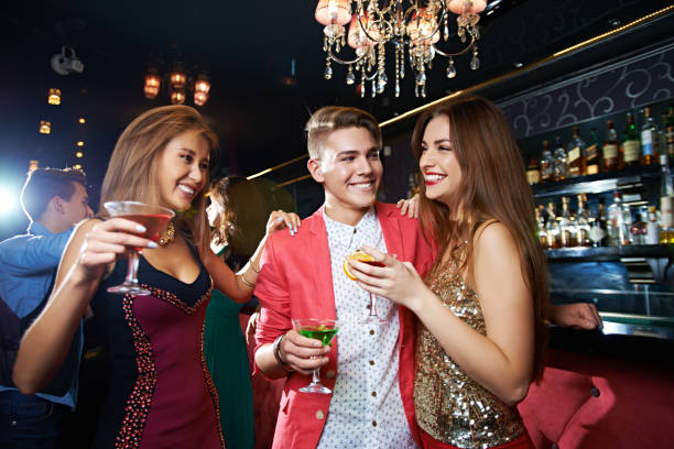 das glamouröse nachtleben - nightlife party group of people martini stock-fotos und bilder