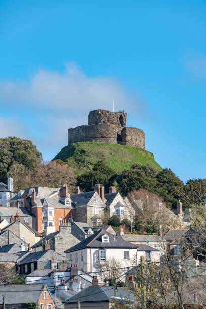 launceston castle, hill fort ruins above local town in cornwall - launceston imagens e fotografias de stock