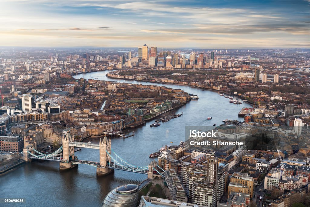 Vista sobre Londres: desde el puente de la torre a lo largo del Támesis a Canary Wharf - Foto de stock de Londres - Inglaterra libre de derechos
