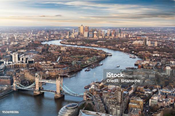 Vista Sobre Londres Desde El Puente De La Torre A Lo Largo Del Támesis A Canary Wharf Foto de stock y más banco de imágenes de Londres - Inglaterra